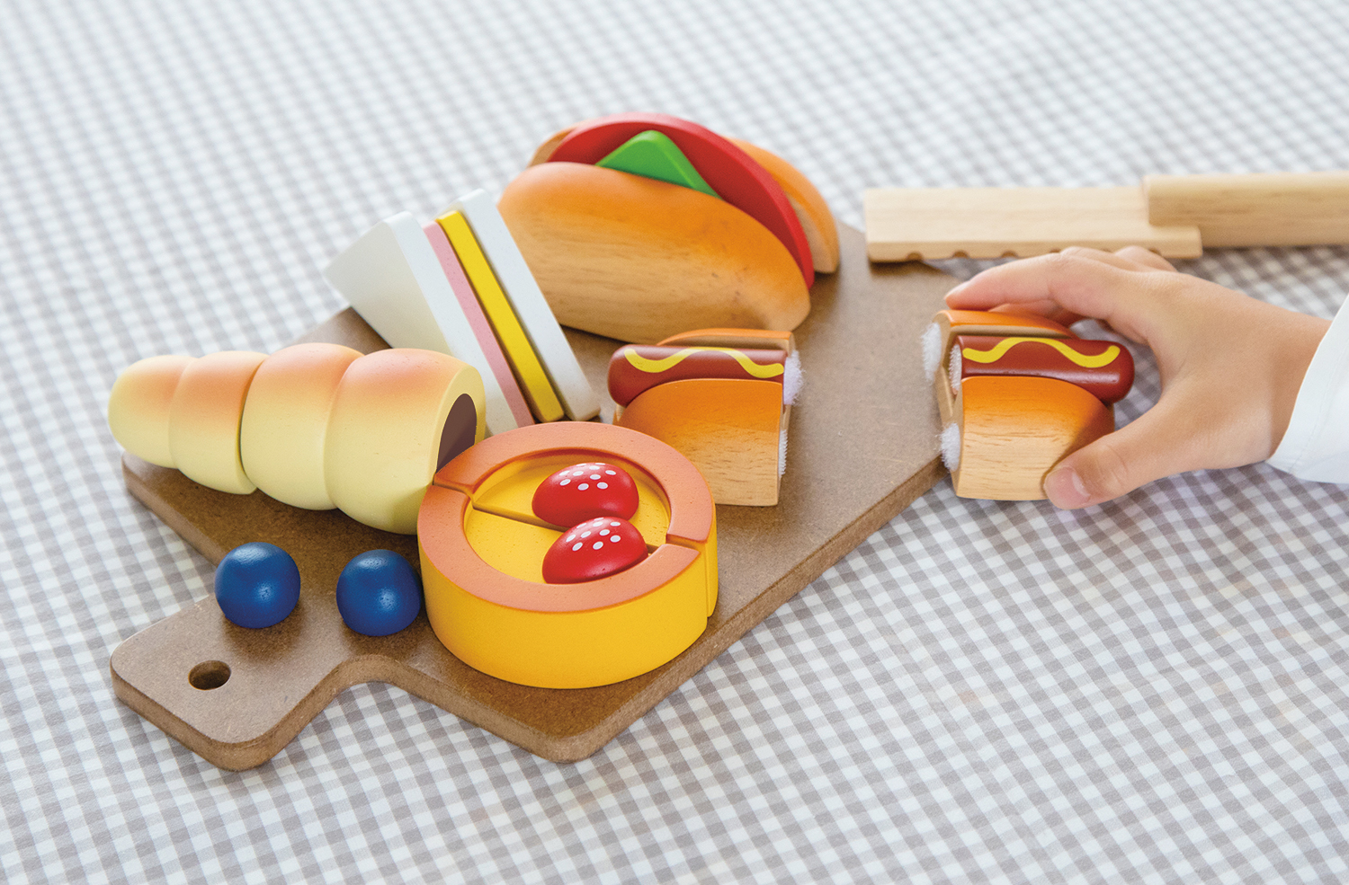 新商品】こどもたちの大好きなパンが勢ぞろい！木のままごとで優しい心 
