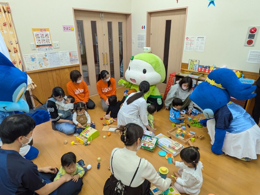 園児たちと寄贈したおもちゃで遊ぶ様子