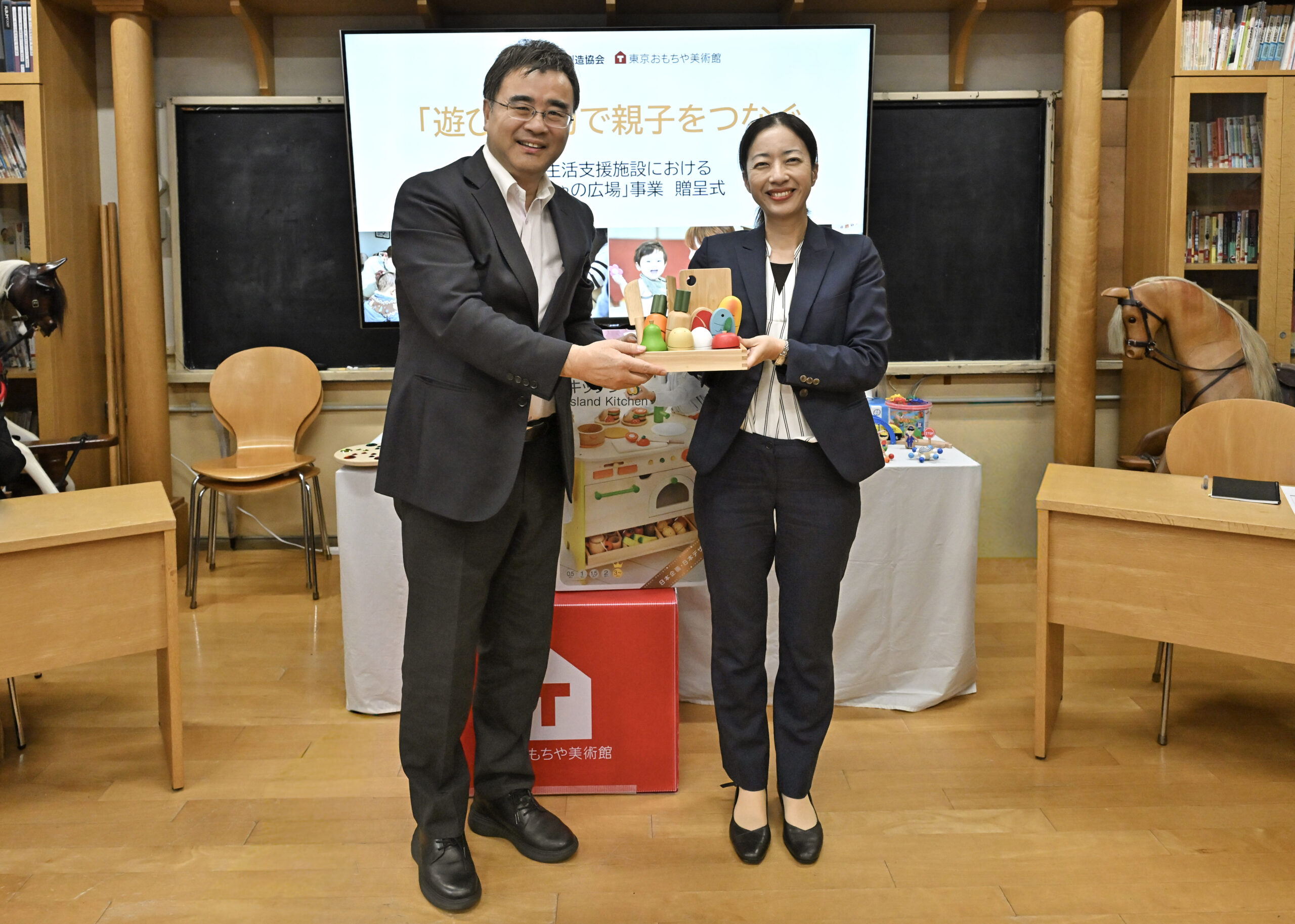 認定NPO法人芸術と遊び創造協会さまへ木製知育玩具を寄贈